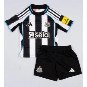 Fotballdrakt Barn Newcastle United Hjemmedraktsett 2025-26 Kortermet (+ Korte bukser)